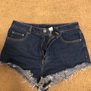 Frayed denim shorts